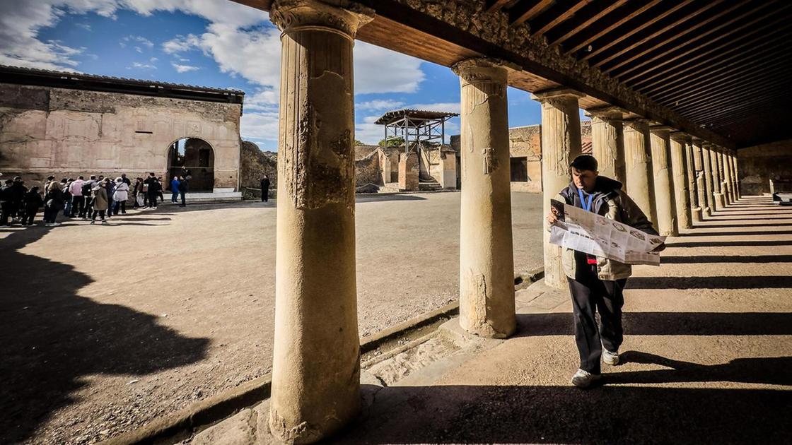 Pompei: scoperta una megalografia dionisiaca nei nuovi scavi