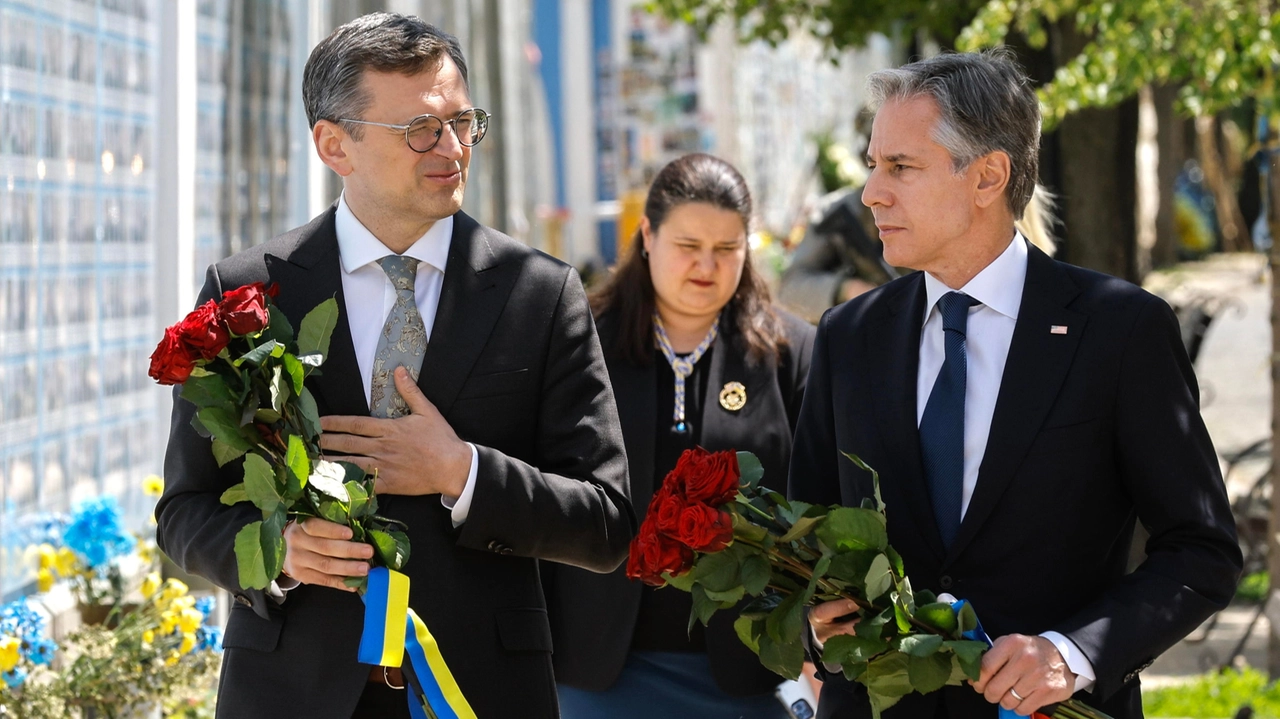 Antony Blinken, segretario di Stato americano, e Dmytro Kuleba, ministro degli Esteri ucraina (foto Ansa)