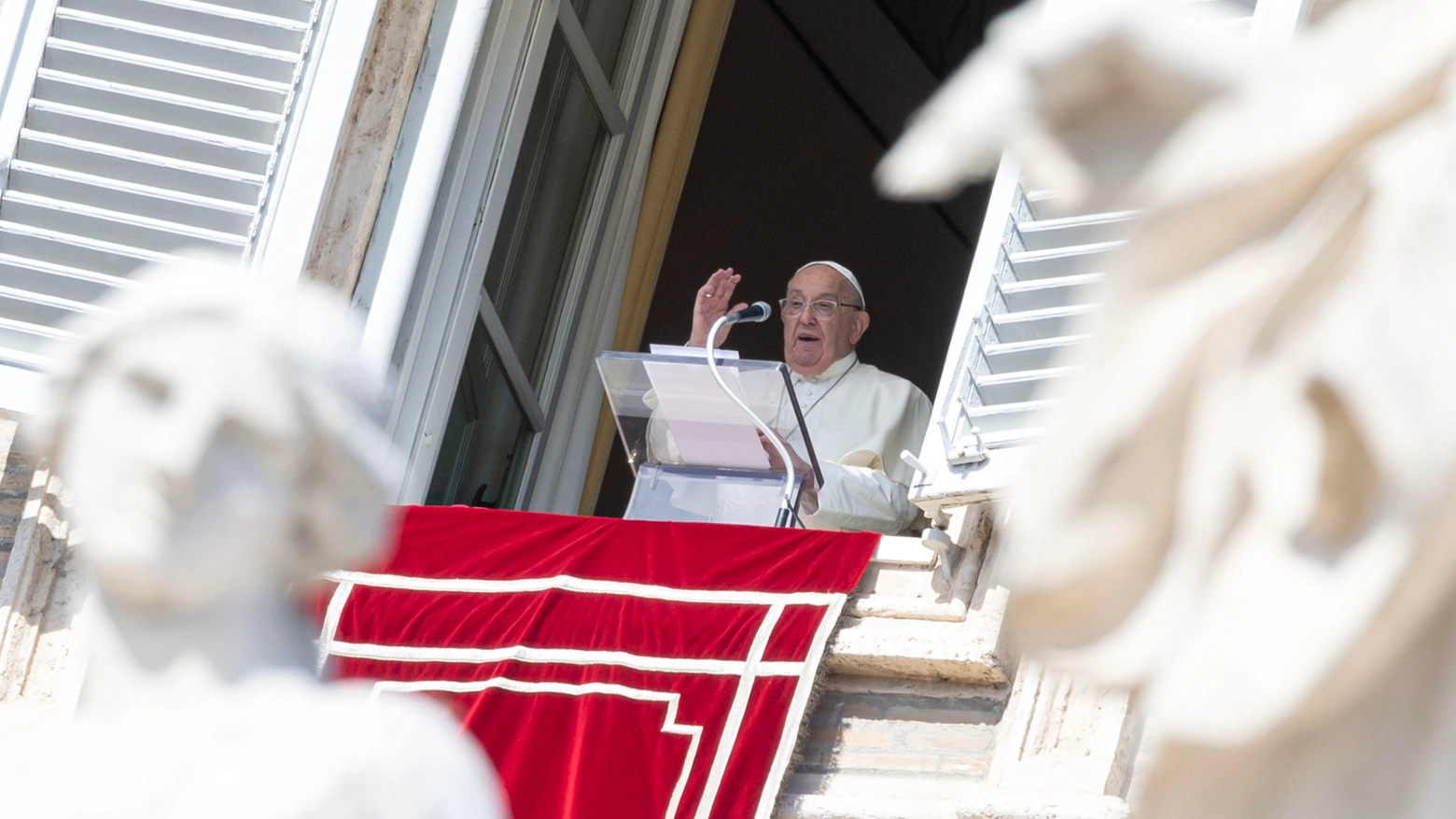 Papa Francesco durante l'Angelus domenicale (Ansa)