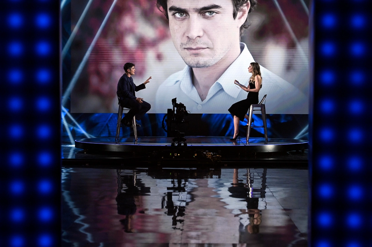 Riccardo Scamarcio durante la trasmissione televisiva Belve condotta da Francesca Fagnani e in onda su Rai Due dal 19 novembre