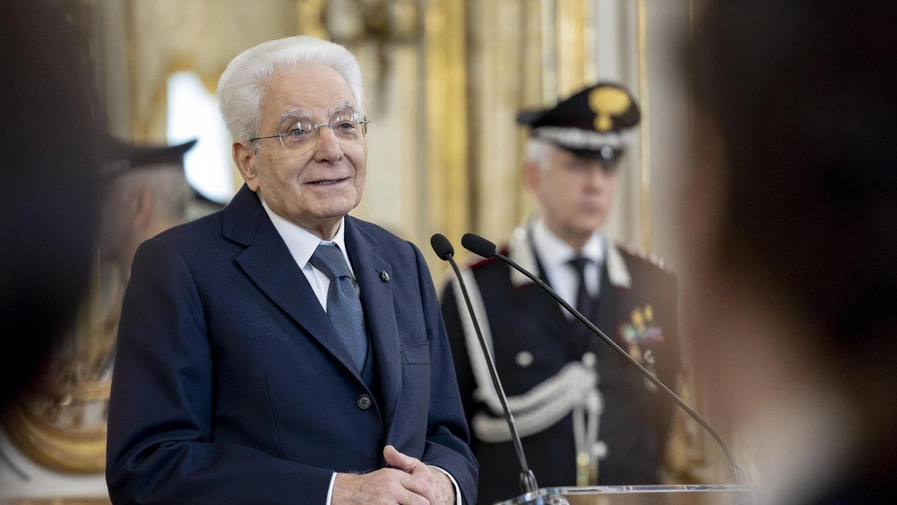 Il presidente Mattarella sottolinea l'importanza storica dell'evento ad Auschwitz per il Giorno della memoria.