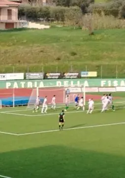 Il rosso durante la partita con la Recanatese costerà almeno un turno all’attaccante Nanapere che dovrà saltare la delicata sfida con il Notaresco. Il Castelfidardo riprenderà dai soliti squalificati pesanti