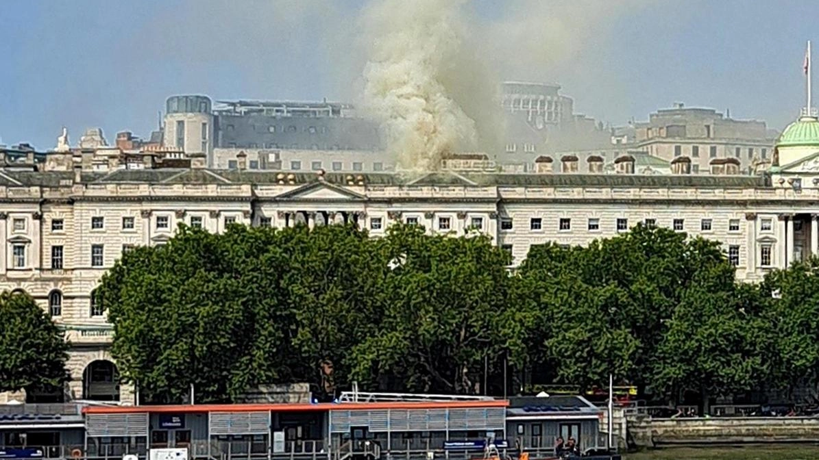 Incendio alla Somerset House a Londra: oltre 100 vigili del fuoco salvano quadri di Monet, Cezanne e Van Gogh. Cause ancora sconosciute, danni da quantificare.