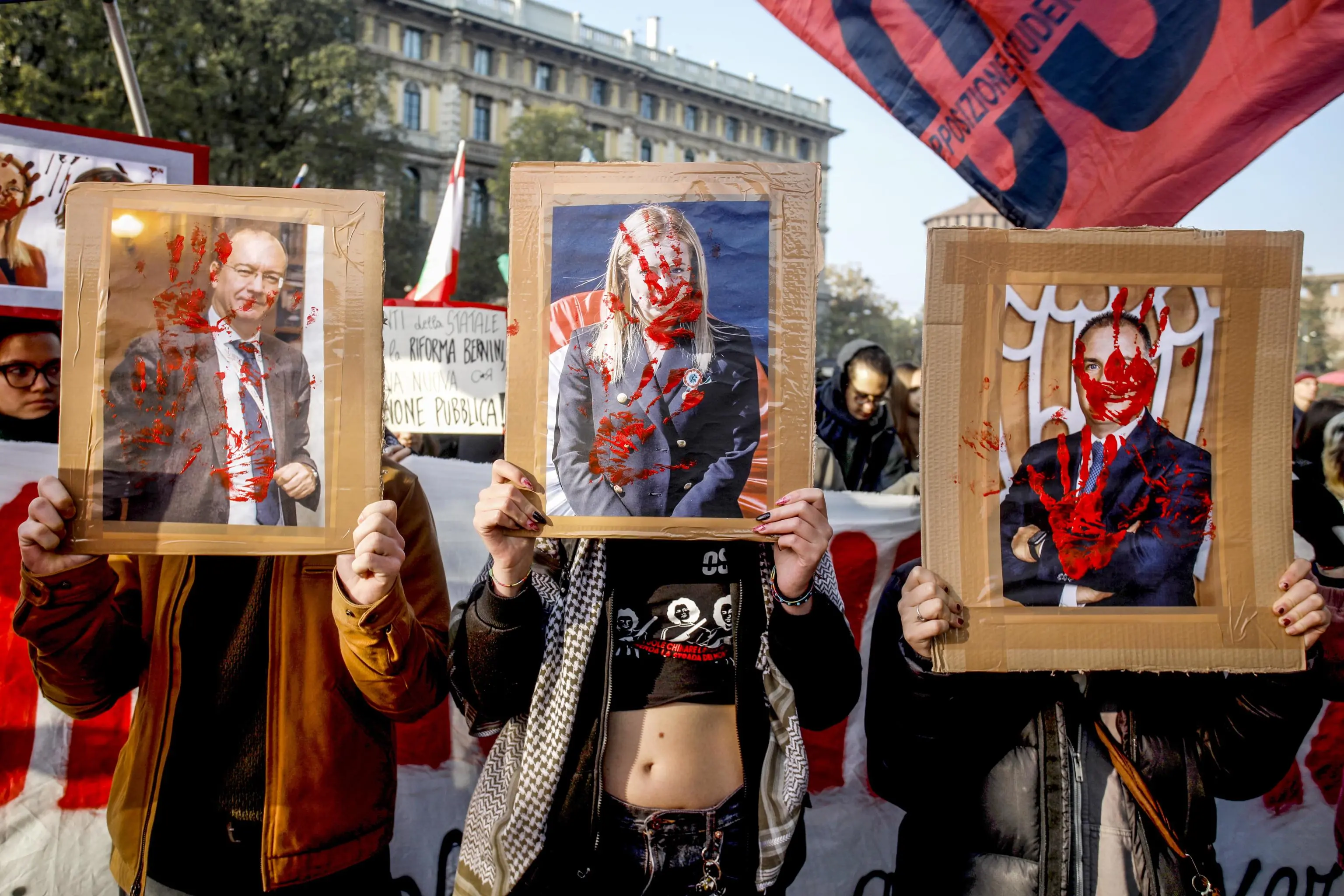 No Meloni Day in tutta Italia. A Torino scontri, bruciato fantoccio di Valditara, 15 agenti feriti. Blitz al Museo Nazionale del Cinema e Mole Antonelliana imbrattata