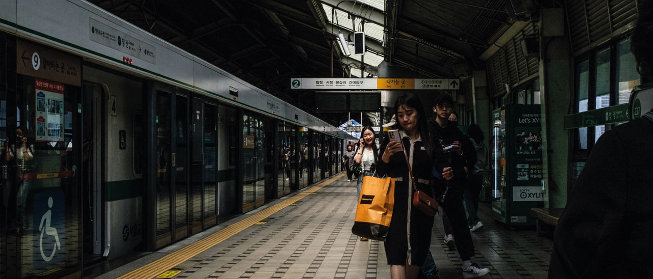 L'uomo si è allontanato in bagno esattamente per 4 minuti e 16 secondi, provocando il ritardo del mezzo che guidava. Questo ha obbligato la metropolitana della capitale coreana a riformulare gli orari di tutte le partenze e gli arrivi successivi