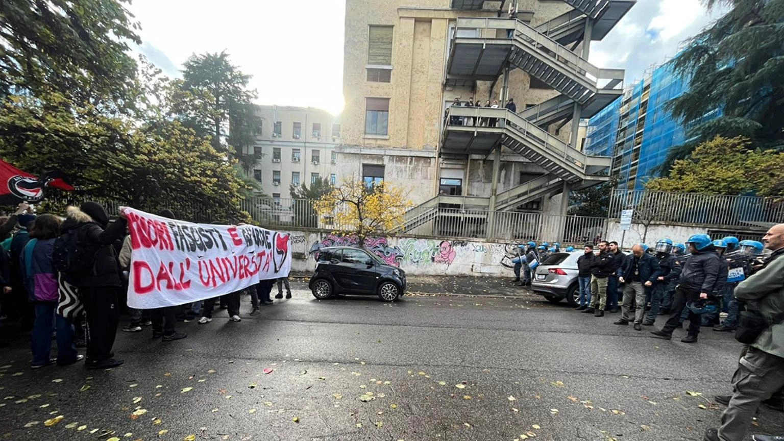 Tensioni alla Sapienza, cariche alleggerimento polizia