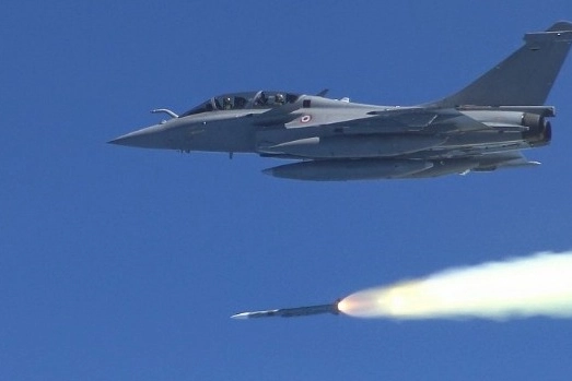 Un momento del test nucleare della Francia con il lancio di un missile da un Rafale