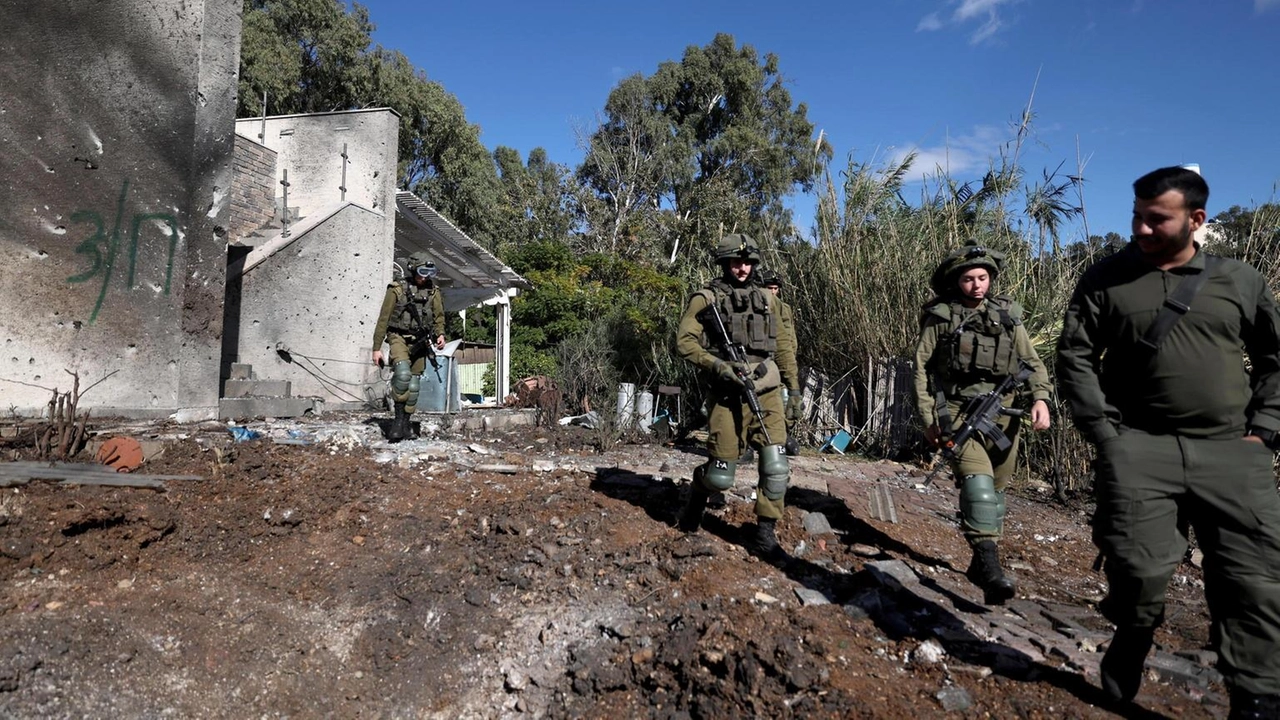 Hezbollah smentisce il lancio di razzi dal Libano verso Israele, definendo le accuse un pretesto per raid continui.