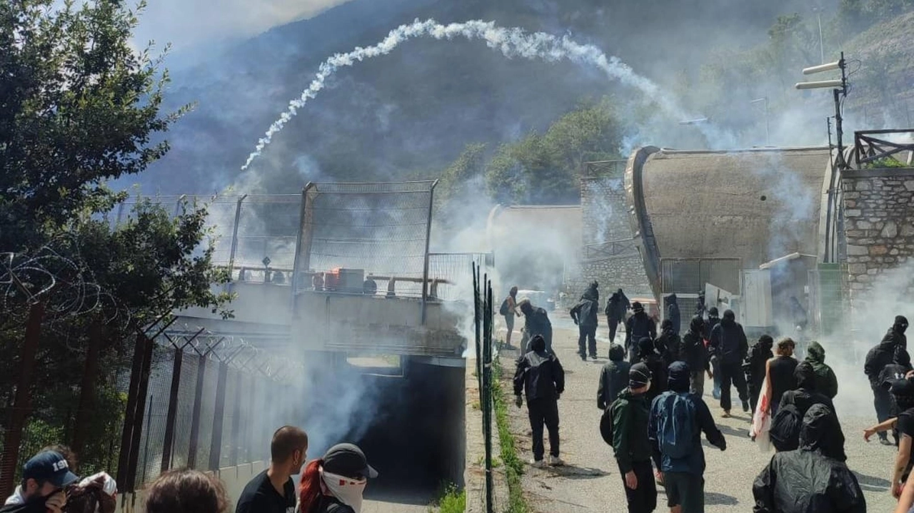 Gruppi di No Tav hanno dato vita in Valle di Susa a una sorta di assedio al cantiere di Chiomonte