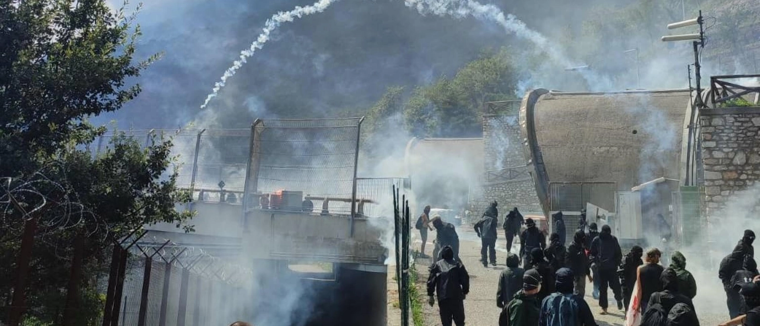 Le forze dell'ordine hanno risposto con l'utilizzo di idranti e lacrimogeni. Feriti due agente