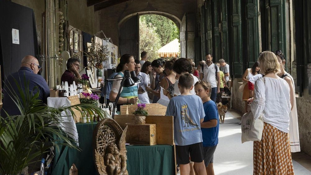 A sinistra e qui sopra, gli spazi della rassegna a Palazzo Corsini Una kermesse dai grandi numeri: oltre 964 espositori italiani e stranieri per 163 mestieri; oltre 15mila metri quadri di mostra