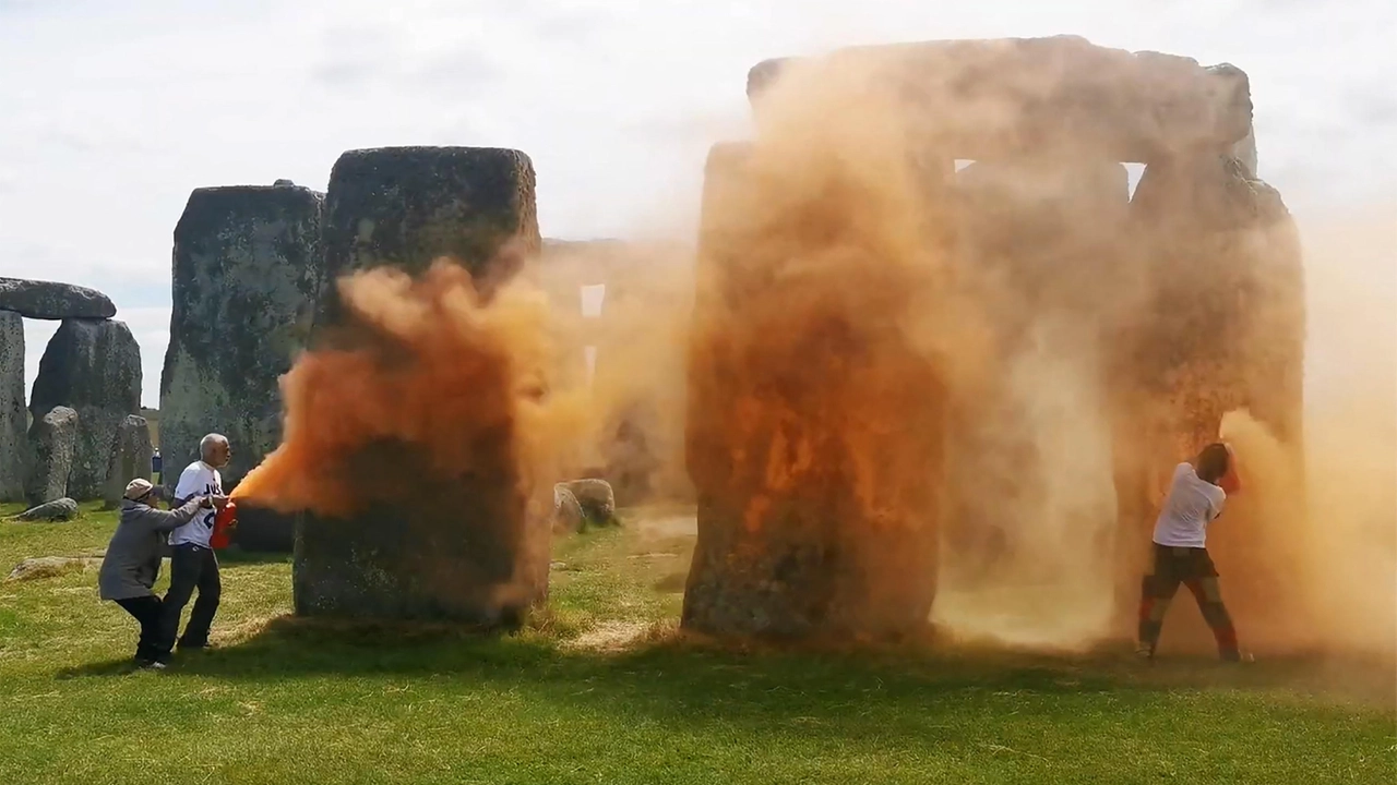 Un momento del blitz di Just Stop Oil a Stonehenge (Ansa)