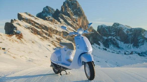 L’eleganza... glaciale della Vespa 946 Snake si riflette alla perfezione sui panorami invernali fatti di neve e montagne