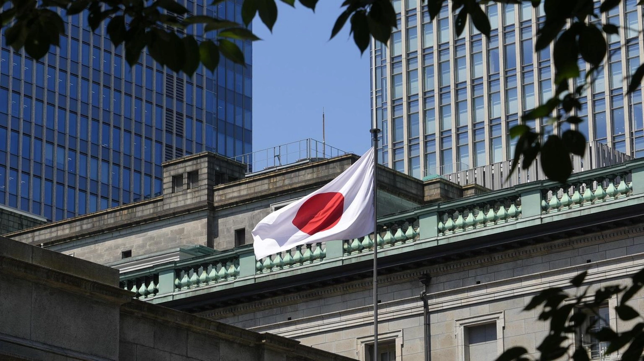 La Boj alza i tassi allo 0,50%, il massimo dal 2008, con previsioni di inflazione e salari in aumento.