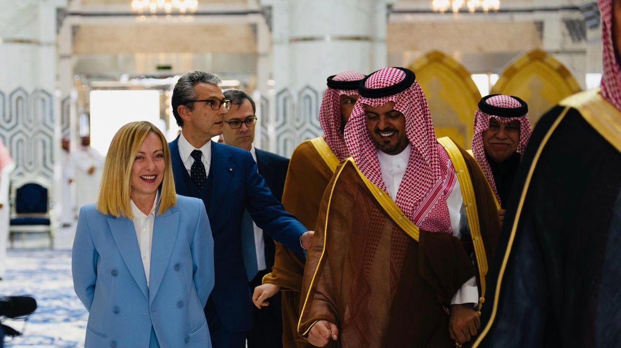 Giorgia Meloni firma la dichiarazione congiunta sulla partnership strategica con Mohammad bin Salman in Arabia Saudita.