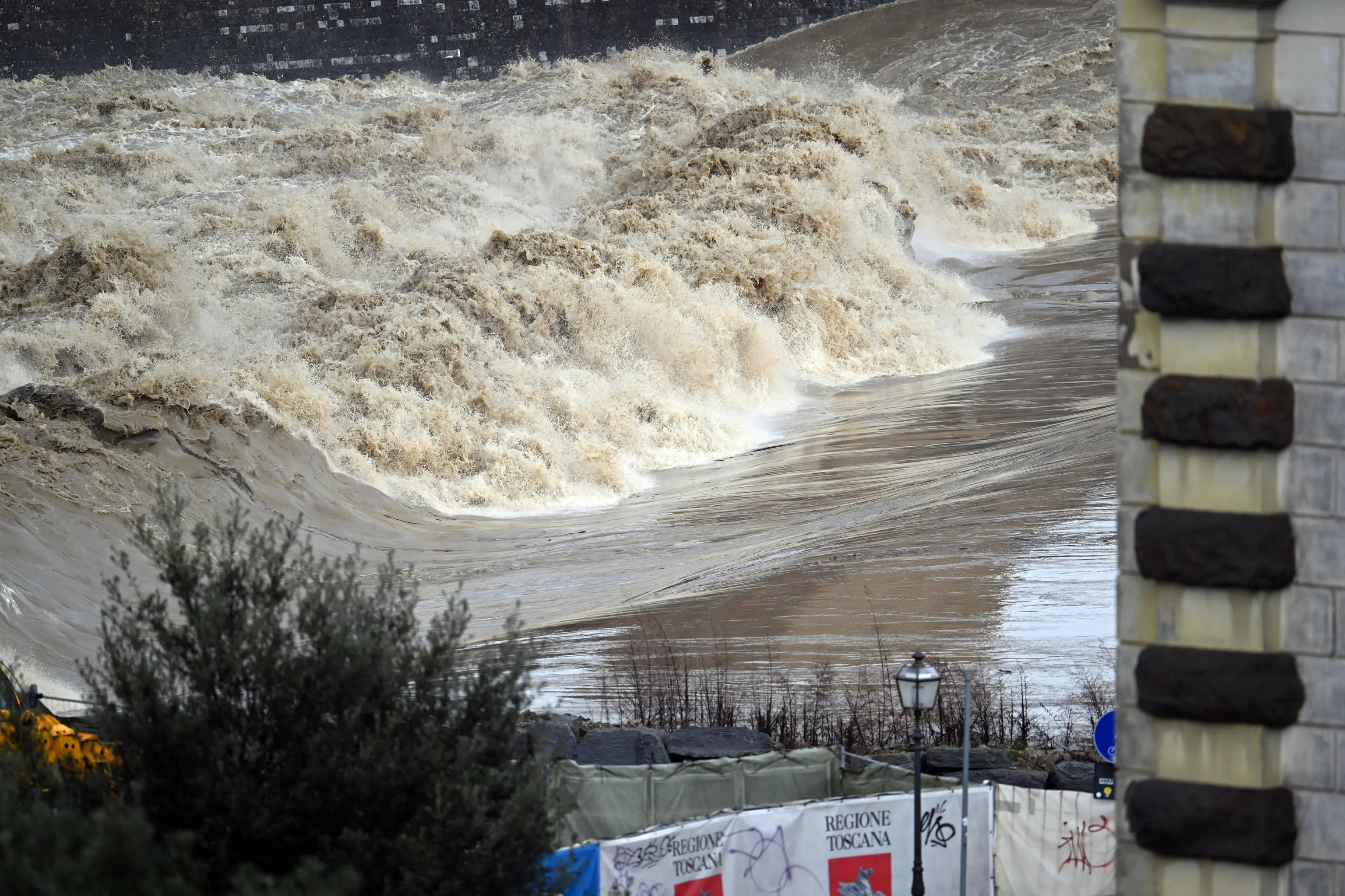 Maltempo oggi, video e immagini choc di fiumi, frane ed esondazioni