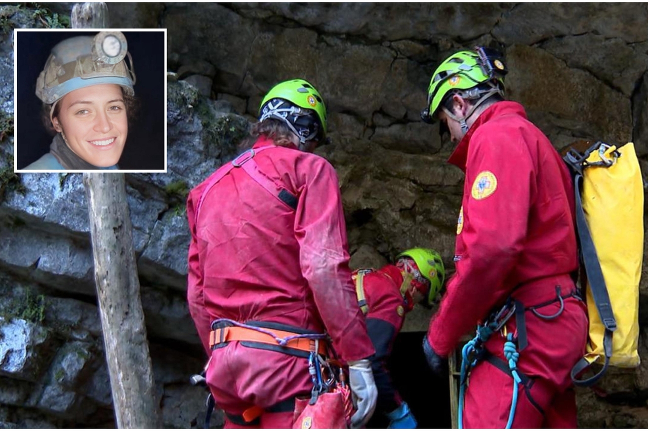 Le operazioni per il recupero di Ottavia Piana; nel riquadro, la speleologa