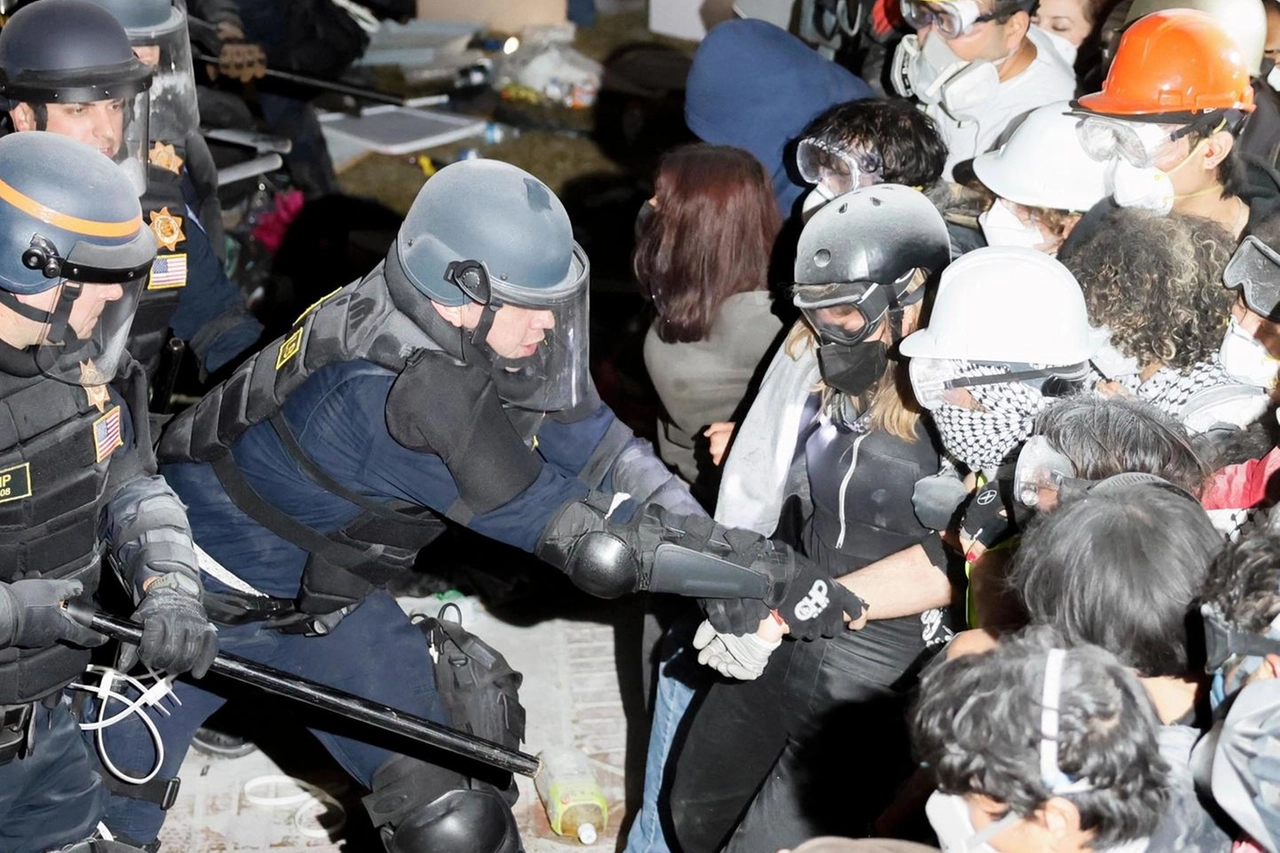 L'intervento della polizia a Los Angeles