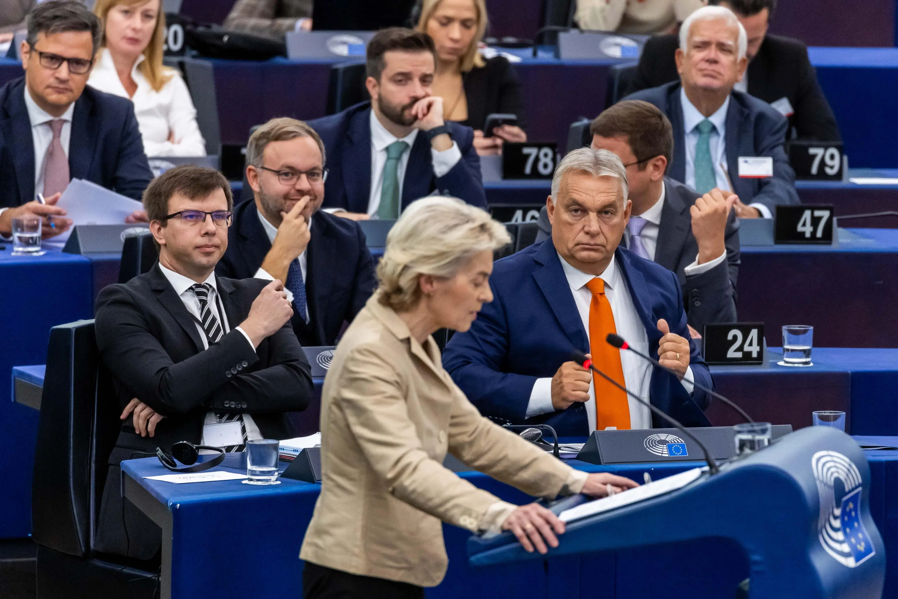 Orban show contro tutti alla Ue. E la sinistra canta Bella ciao