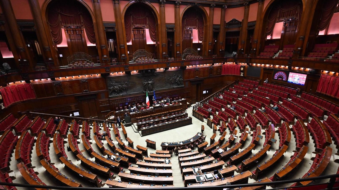 Seduta della Camera sospesa dopo le proteste di Grimaldi e Della Vedova per l'assenza del governo sulla legge di bilancio.