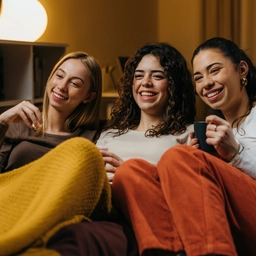 Lo sapevi che esistono le ‘proteine della solitudine’? L’amicizia aiuta a stare in salute