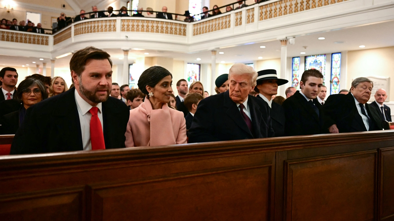 Il presidente eletto Donald Trump parla con il vice presidente eletto JD Vance e Usha Vance durante una funzione religiosa nella chiesa di St John (foto Afp)