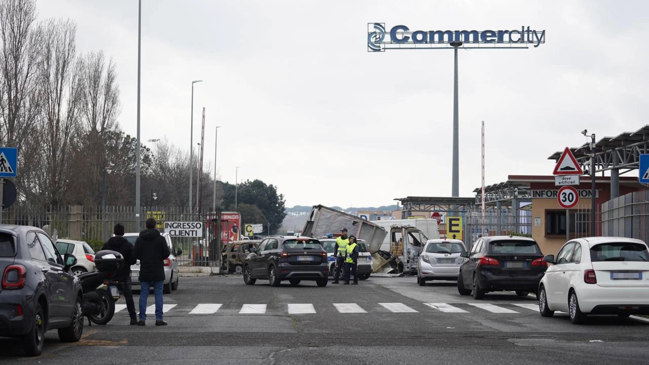 Maxi colpo in centro commerciale, auto a fuoco per fuggire