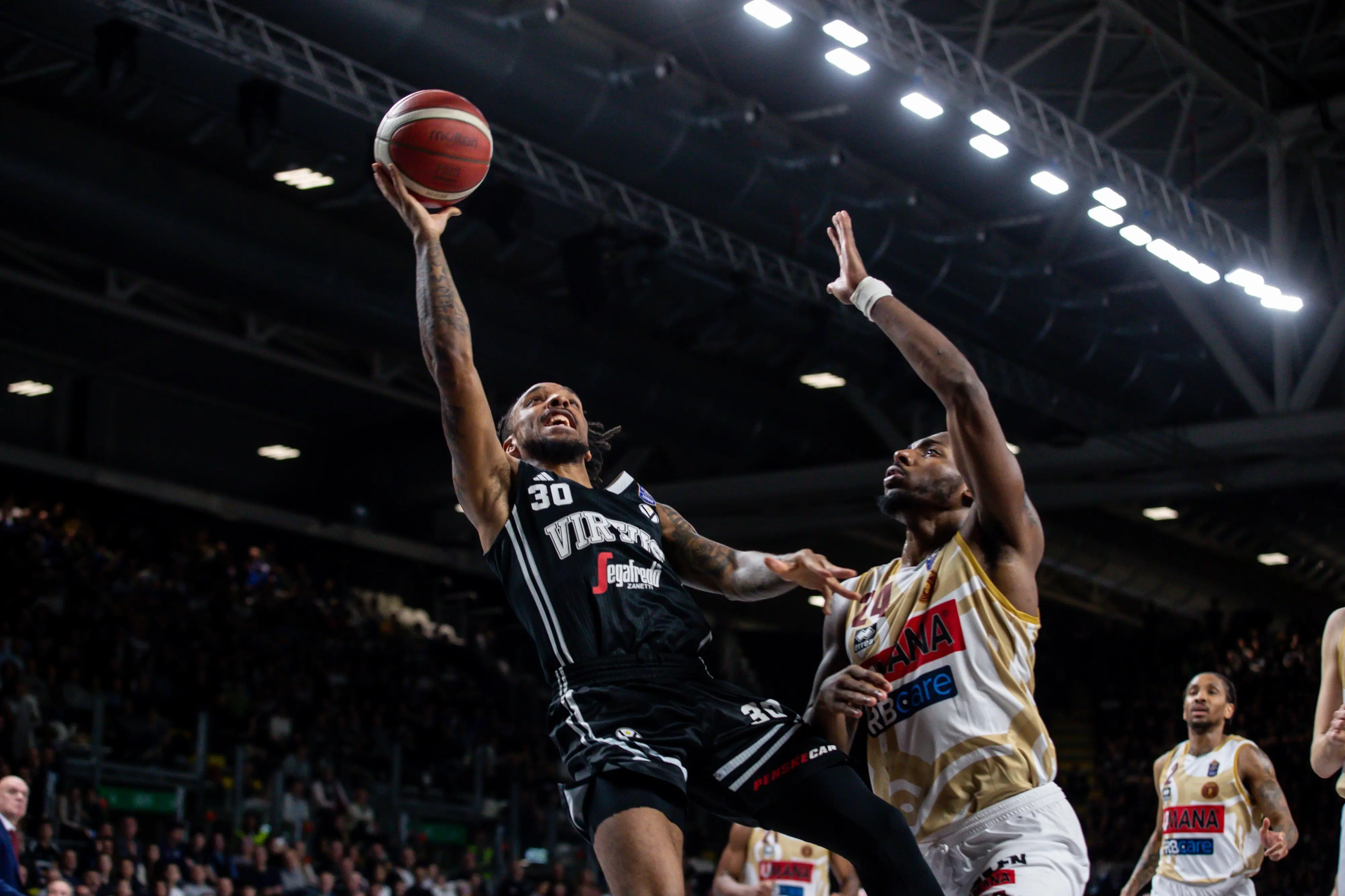 La Virtus Bologna batte il Venezia 85-74 e torna seconda