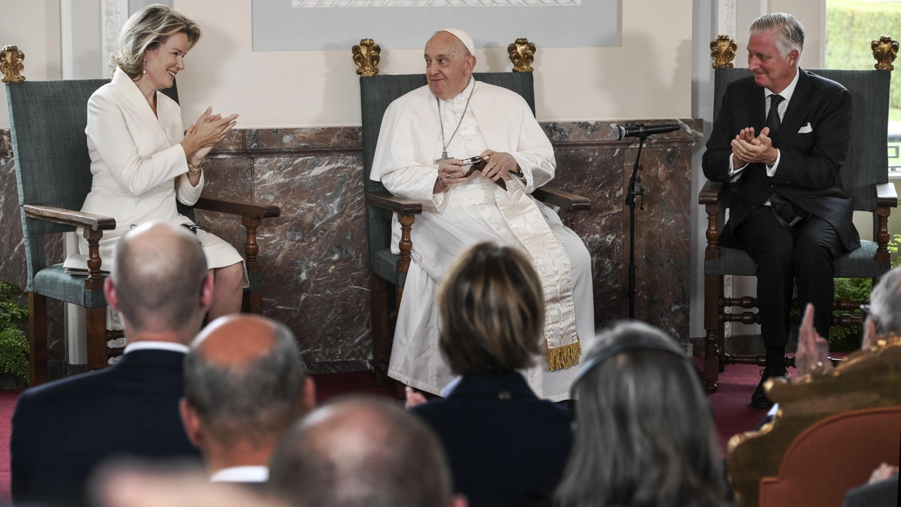 Papa Francesco con re Philippe e la regina Mathilde a Bruxelles (Ansa)