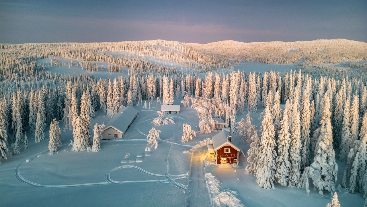 Le città gemelle di Haparanda-Tornio, le più settentrionali al mondo, sono collegate da un ponte pedonale. Grazie al differente fuso orario, si festeggia due volte tra paesaggi ghiacciati e aurore boreali