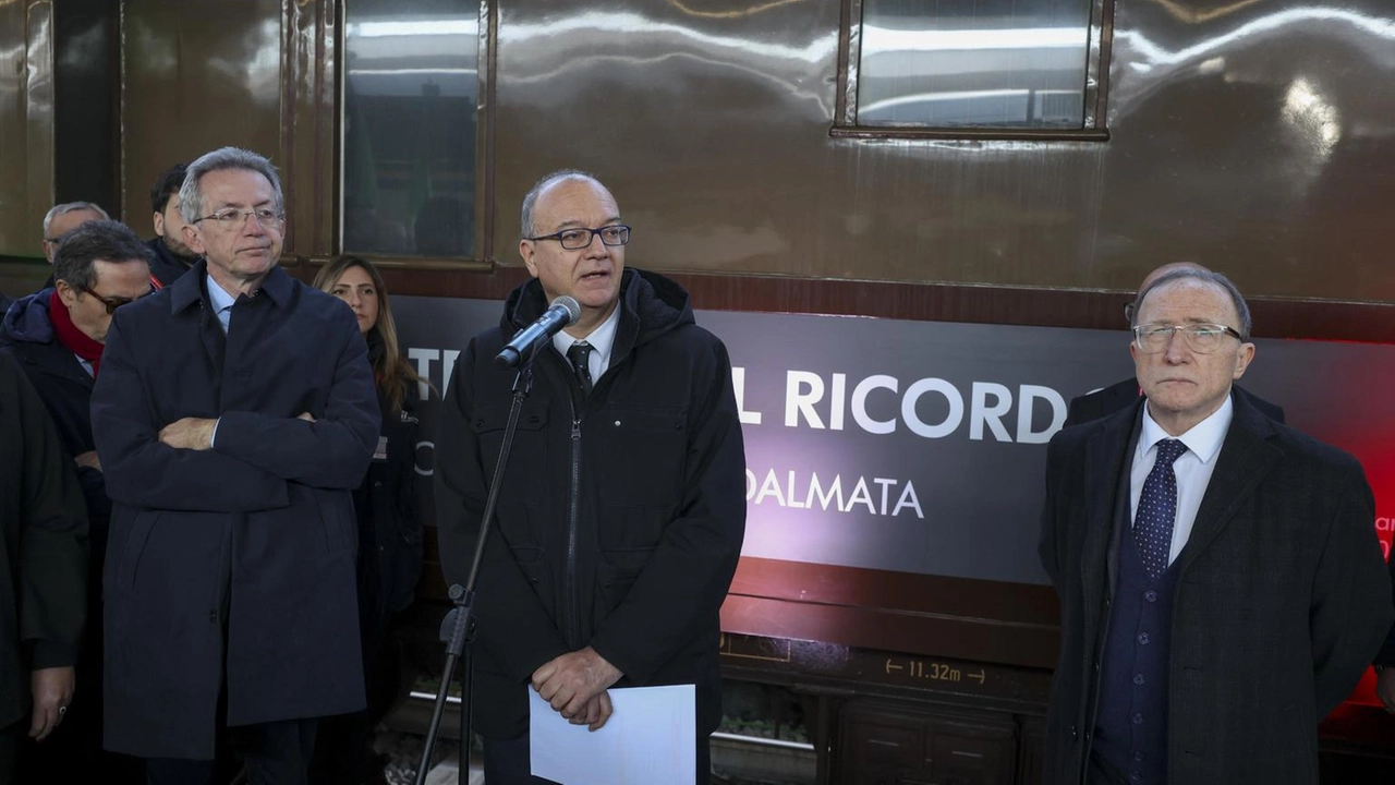 Il ministro Valditara a Napoli per il Treno del Ricordo: sottolinea le responsabilità storiche tra fascismo e comunismo.