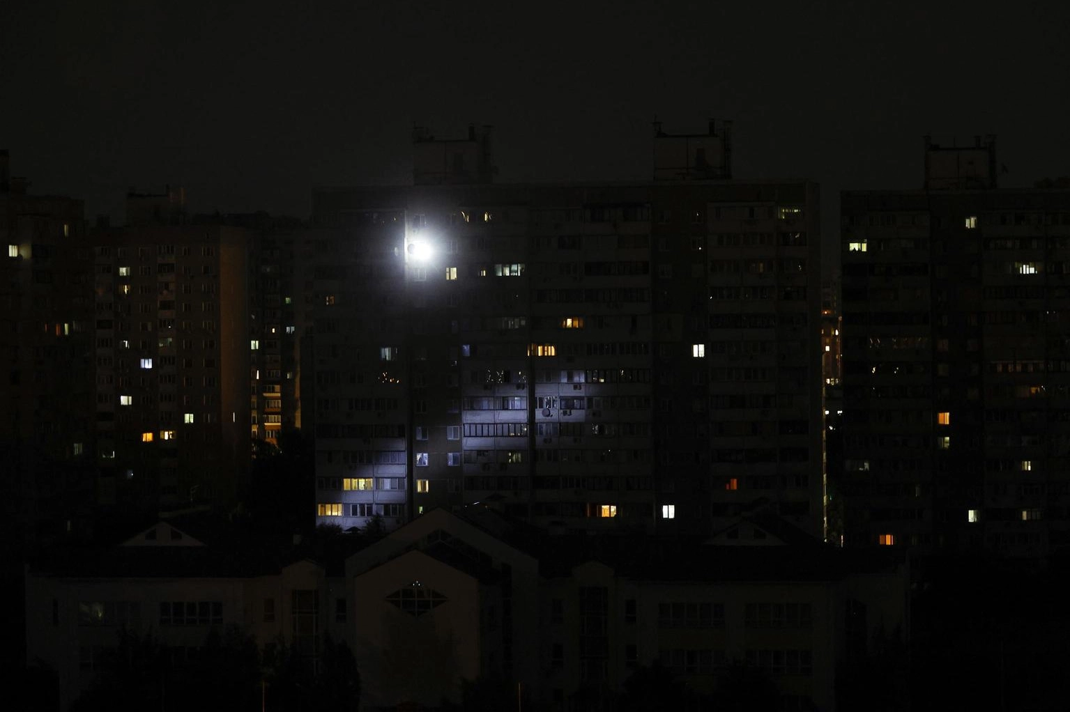 Kiev, blackout di oltre 4 ore, centrali molto danneggiate