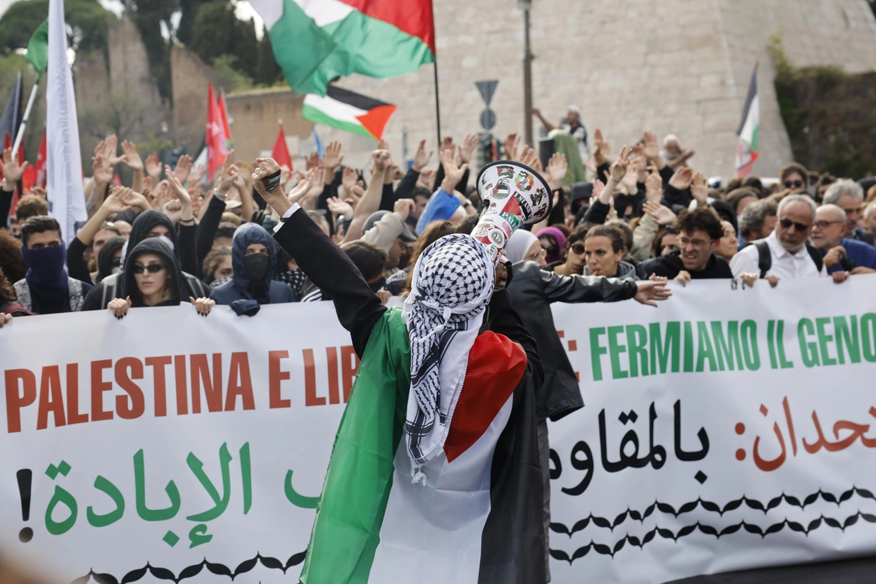 Manifestazione pro Palestina, in piazzale Ostiense a Roma: in piazza anche la bandiera di Hezbollah