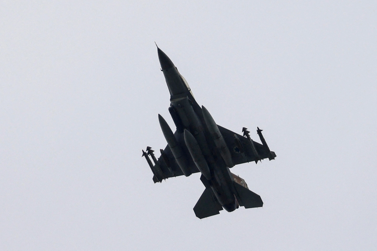 Un caccia israeliano in volo sul Libano