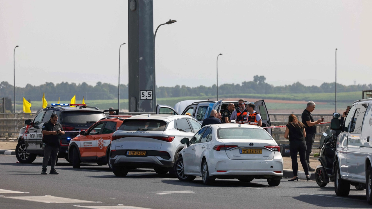 L'attacco in austostrada vicino ad Ashdod (foto Afp)