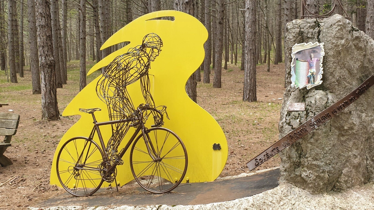 Pedalando sulle orme del Pirata passando dalla graziosa San Leo, storica capitale del Montefeltro, prima di affrontare l’ascesa che, terminato il bosco, regala un panorama a perdita d’occhio