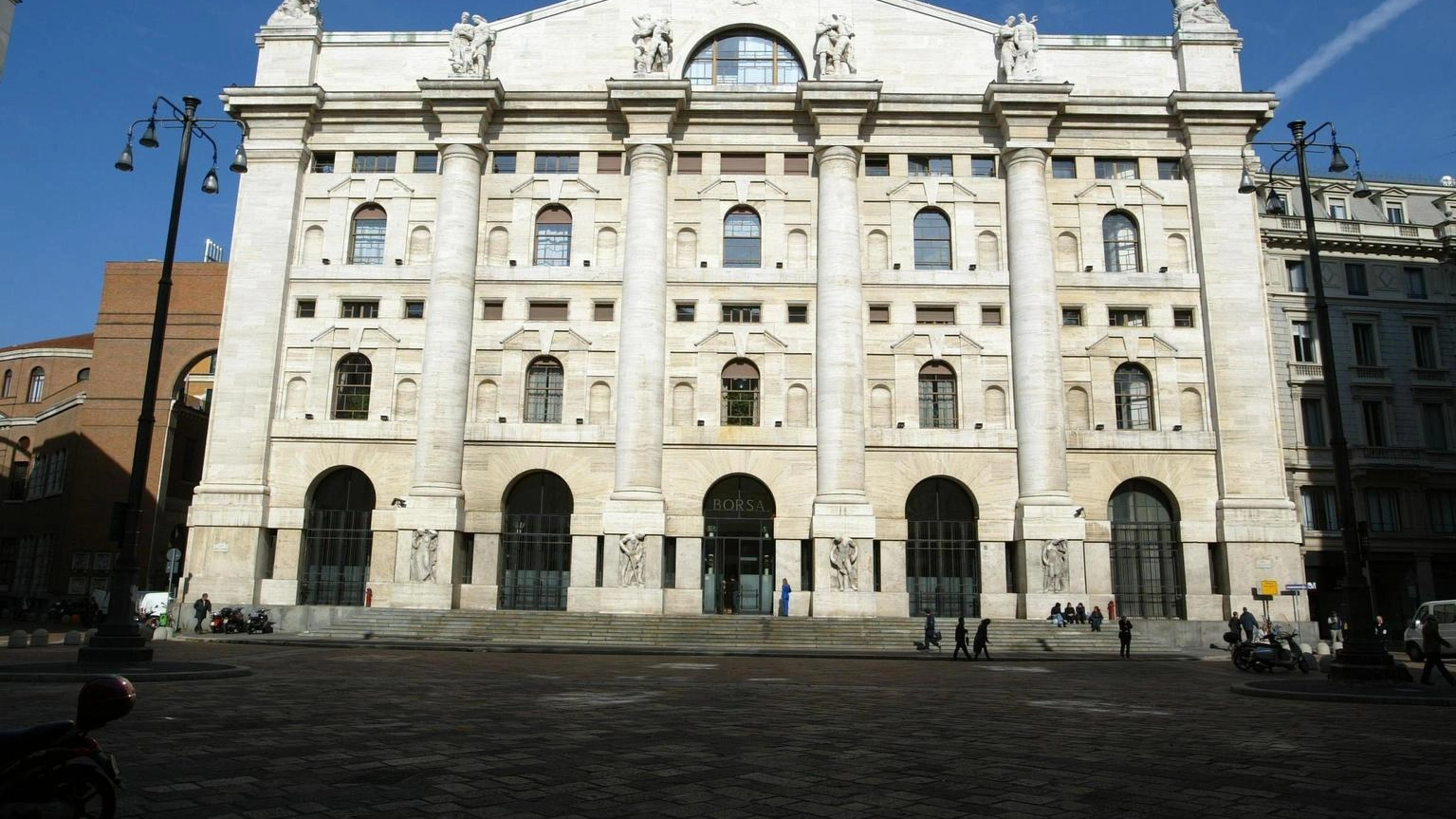 Borsa: Milano accelera (+0,75%), sprint di Poste, Bps e Intesa
