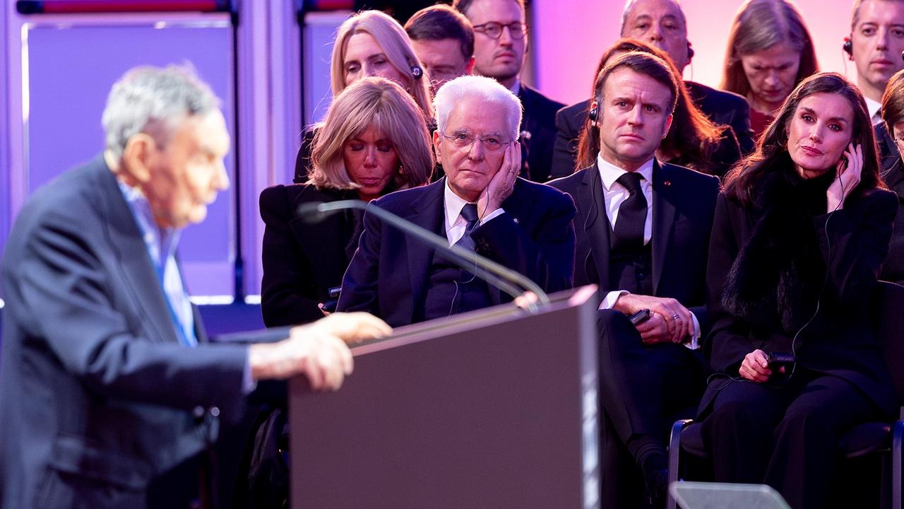 Il Presidente della Repubblica, Sergio Mattarella, in prima fila durante le celebrazioni per l'80esimo anniversario della liberazione del campo di Auschwitz-Birkenau