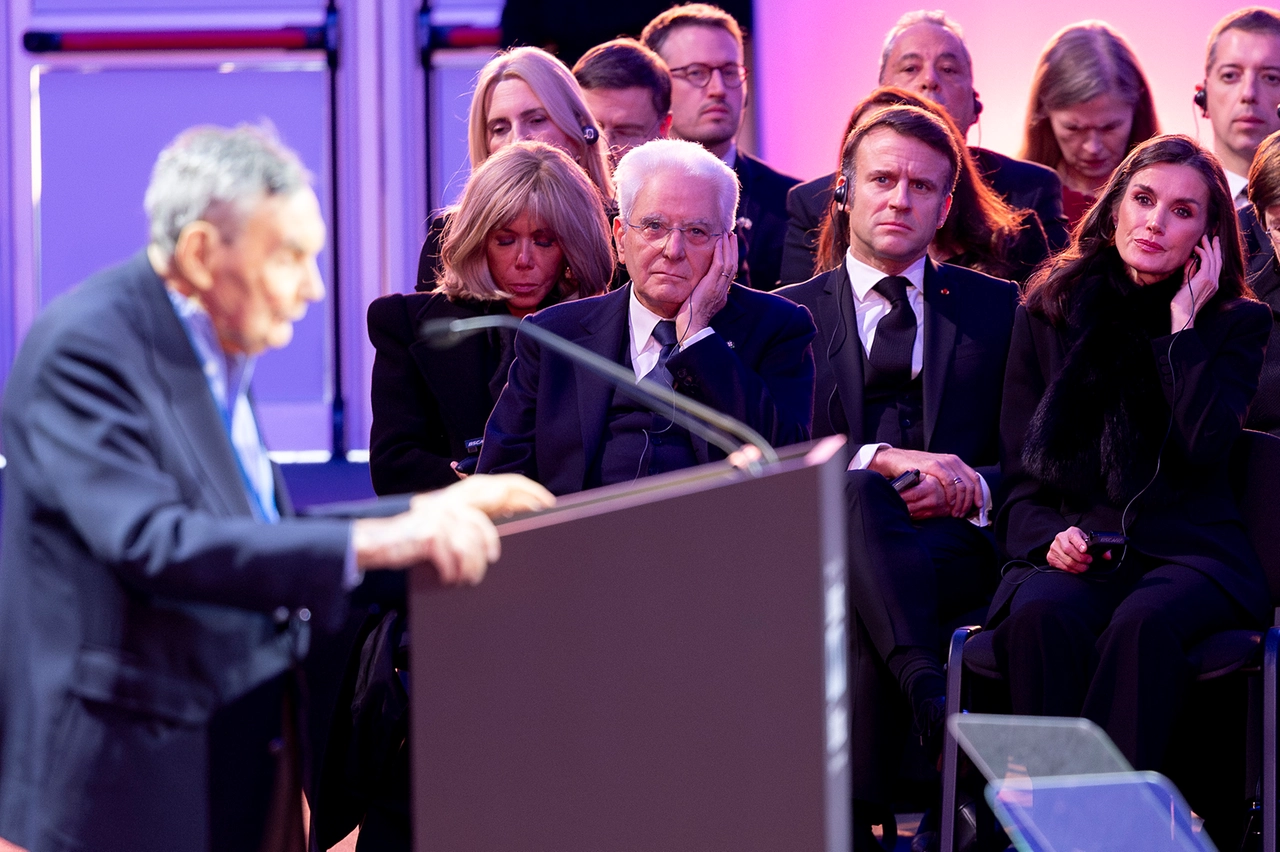 Il Presidente della Repubblica, Sergio Mattarella, in prima fila durante le celebrazioni per l'80esimo anniversario della liberazione del campo di Auschwitz-Birkenau