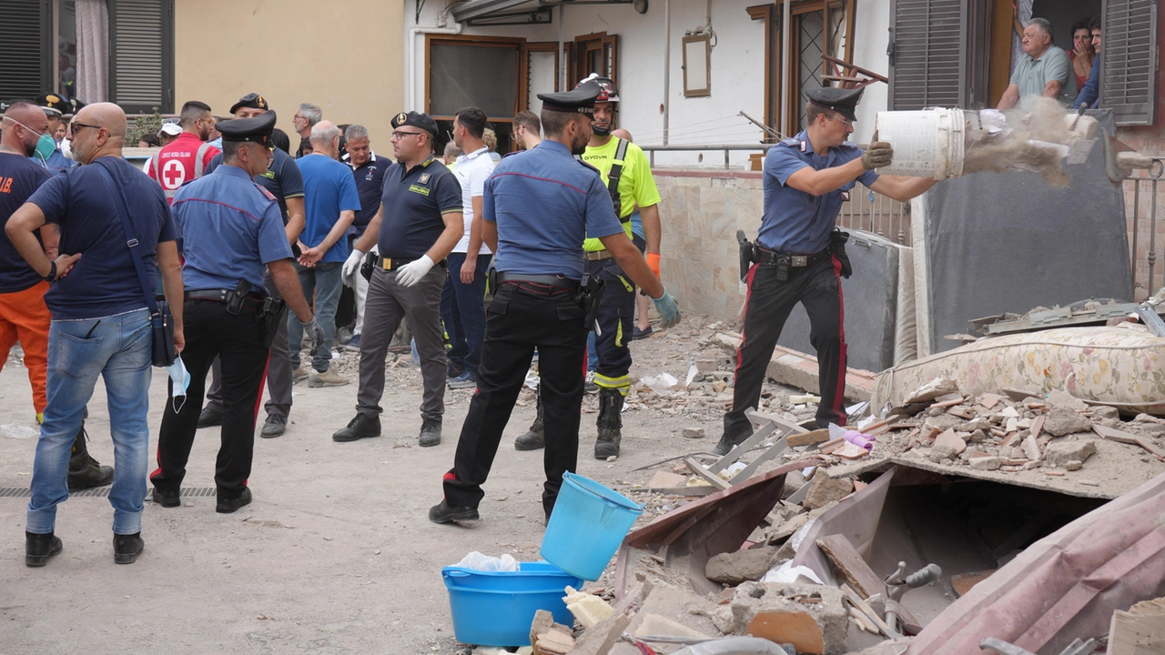 Continuano le ricerche dei due dispersi nel crollo della palazzina di Saviano, in provincia di Napoli