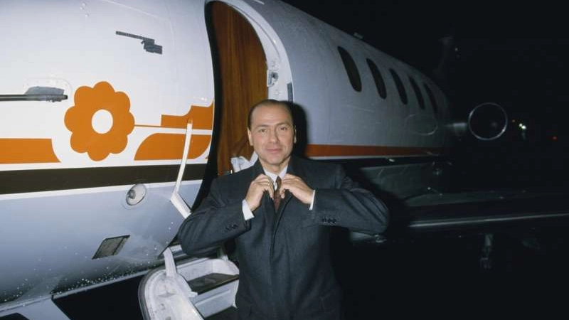 Una vecchia foto di Silvio Berlusconi davanti a uno dei suoi aerei