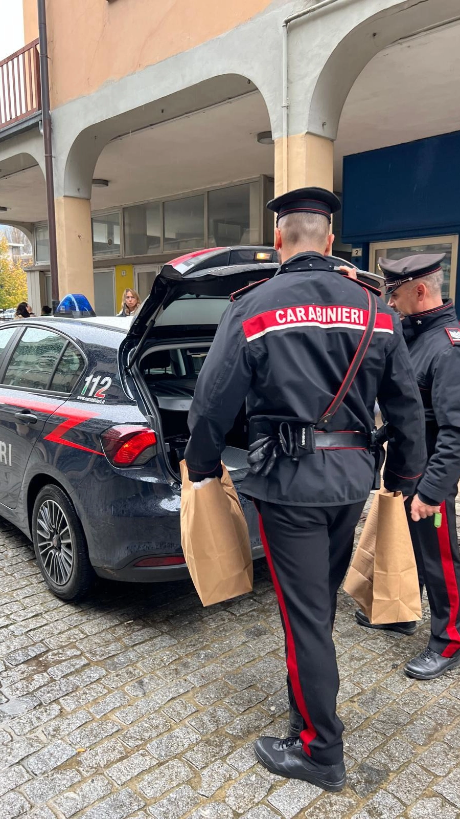 I carabinieri all'uscita dalla casa del delitto con alcuni reperti sequestrati