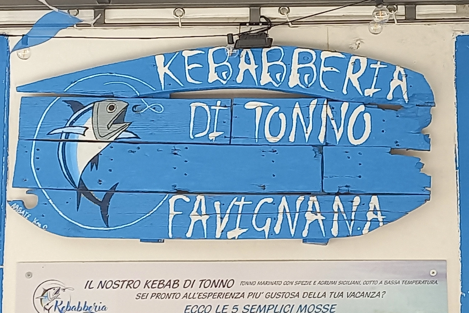 La Kebabberia di tonno a Favignana: tonno rosso nell'insalatona, nel panino ed anche come 'salsiccia'