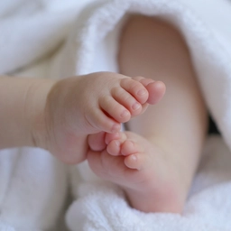 Non tutti i neonati hanno le stesse possibilità: le falle nello screening neonatale in Italia