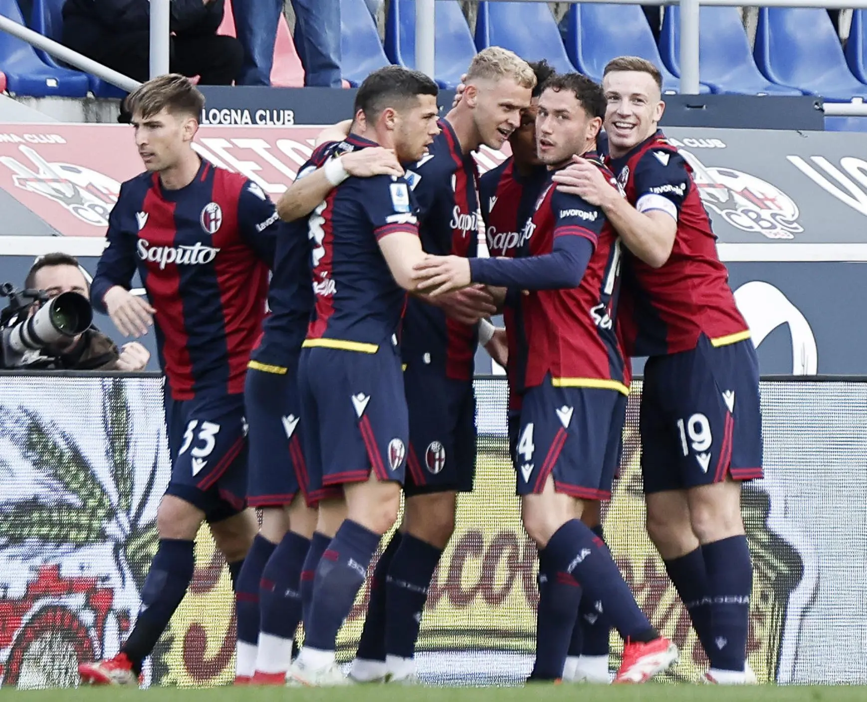 Bologna, champagne e Champions. Lezione di calcio: Lazio strapazzata. Cinque gol e un quarto posto al sole