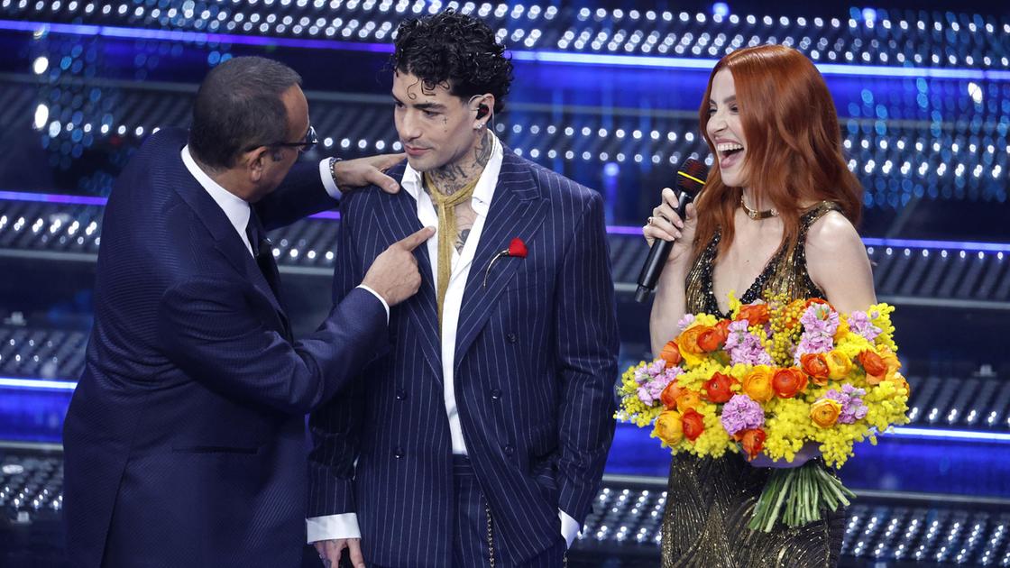 Il siparietto tra Tony Effe e Carlo Conti dopo il collana gate a Sanremo 2025