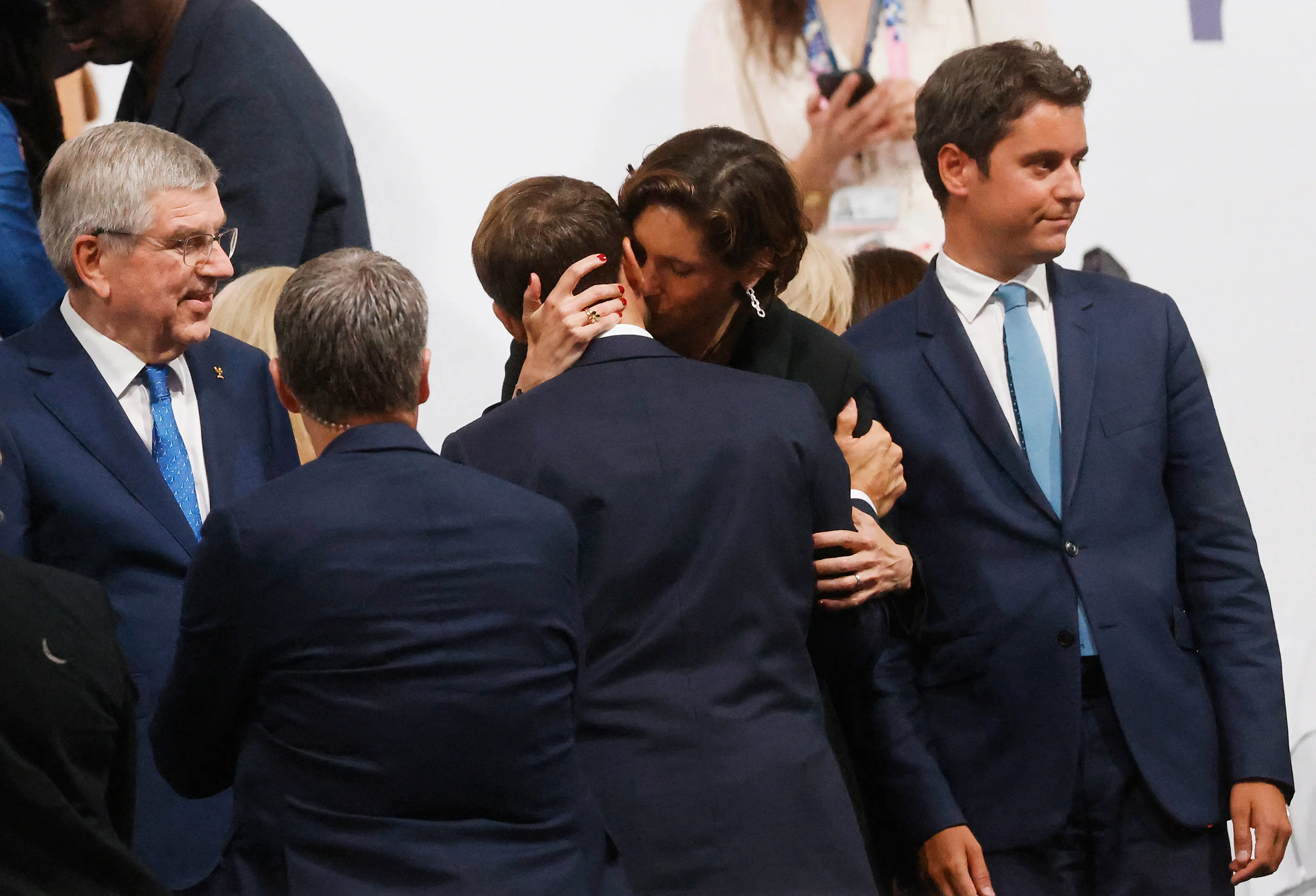 Emmanuel Macron e il bacio appassionato della ministra dello Sport: la foto che fa discutere