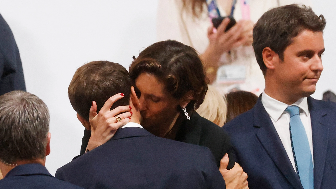 La ministra dello Sport Amélie Oudéa-Castéra e il bacio appassionato a Emmanuel Macron