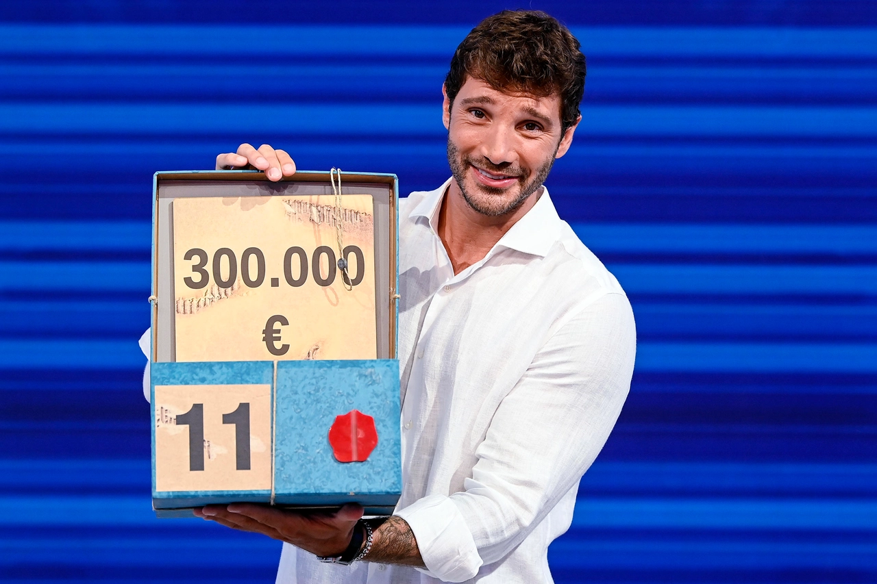 Stefano De Martino presenterà una puntata speciale di 'Affari tuoi' abbinata all'estrazione della Lotteria Italia (Ansa)