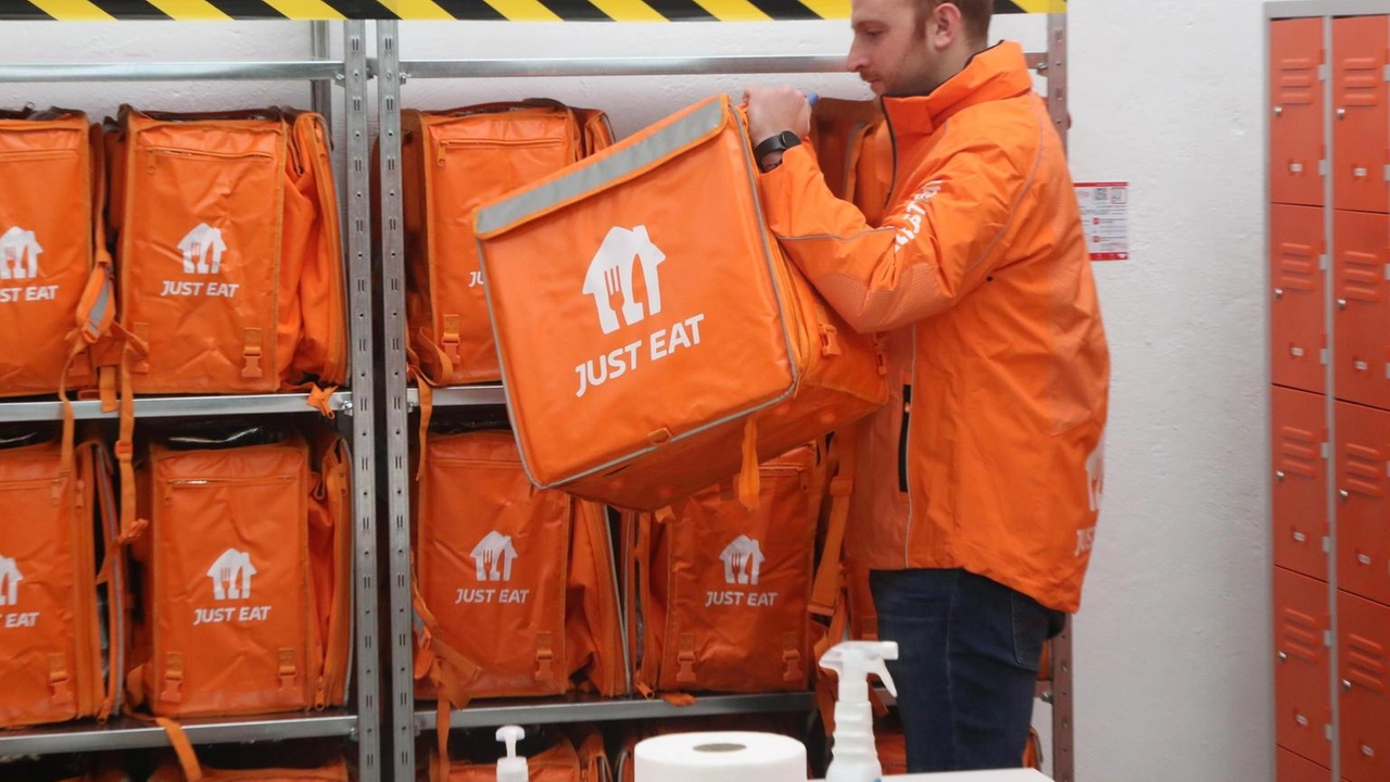 Prosus acquisisce Just Eat Takeaway.com per 4,1 miliardi, portando al delisting dalla Borsa di Amsterdam.